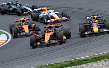 Pilotos em disputa no GP da Holanda pela F1 2025 (Foto: JOHN THYS / AFP)