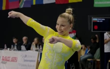 Flávia Saraiva comemora série na trave com dancinha na Copa do Mundo da Hungria