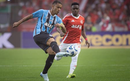 Marcos Rocha, jogador do Grêmio, durante partida contra o Internacional no Beira-Rio pelo Campeonato Brasileiro