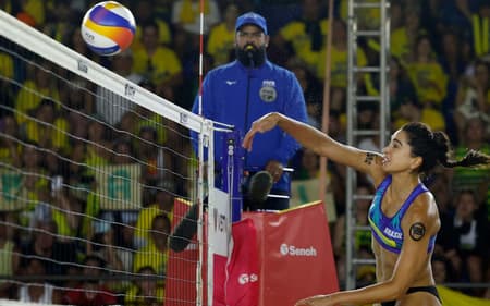 Carol Solbert ataca a bola na vitória na final do Elite 16 em Copacabana (Foto: Divulgação)
