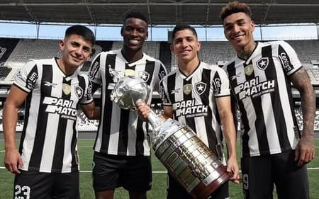 Thiago Almada, Luiz Henrique, Savarino e Igor Jesus foram campeões da Libertadores com o Botafogo