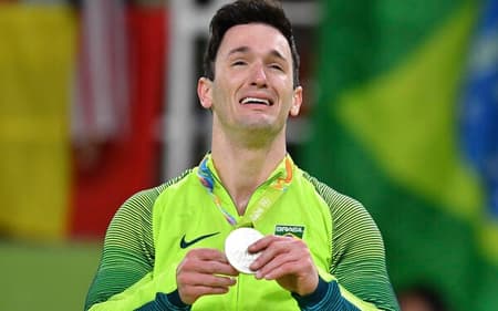 Diego Hypolito chora com a medalha de prata: conquista engasgada há oito anos