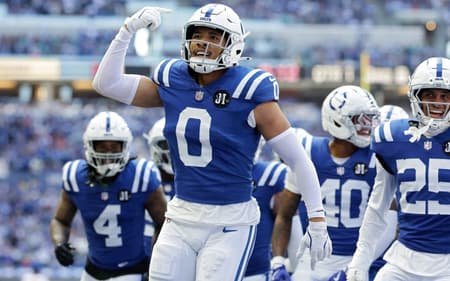 Cam Bynum, do Indianapolis Colts, comemorando em jogo contra o Miami Dolphins na NFL (Foto: Michael Hickey/Getty Images/AFP)