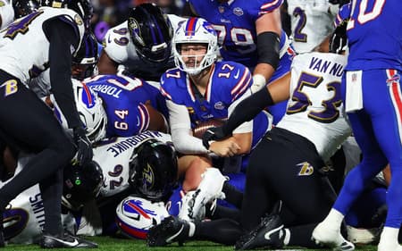 Josh Allen, do Buffalo Bills, em ação contra o Baltimore Ravens na NFL (Foto: Timothy T Ludwig/Getty Images/AFP)