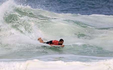Lucas Chumbo em ação no Itacoatiara Pro (Foto: Tony D'Andrea)