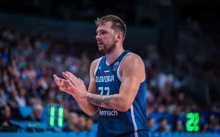 Luka Doncic, da Eslovênia, em ação contra a Itália na EuroBasket (Foto: Fiba)