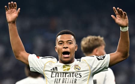 Mbappé comemora seu gol no jogo do Real Madrid contra o Osasuna