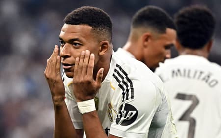 Kylian Mbappé comemora gol da vitória do Real Madrid sobre Osasuna na estreia de La Liga (Foto: Javier SORIANO / AFP)