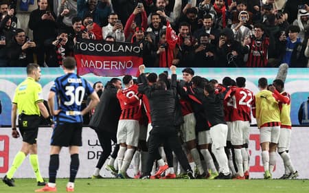 Jogadores do Milan comemoram gol da virada na Supercopa da Itália