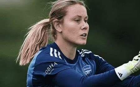 Naomi Williamns é formada na base do Arsenal. (Foto: Arsenal/Divulgação)