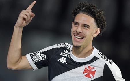 Nuno Moreira comemora seu gol no jogo do Vasco contra o Fortaleza