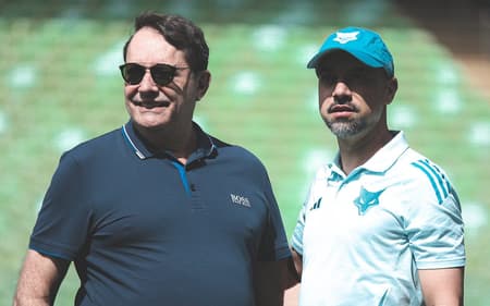 Pedrinho ao lado de Jonas Urias, técnico do Cruzeiro, em jogo do Brasileirão Feminino. (Foto: Gustavo Martins/ Cruzeiro)