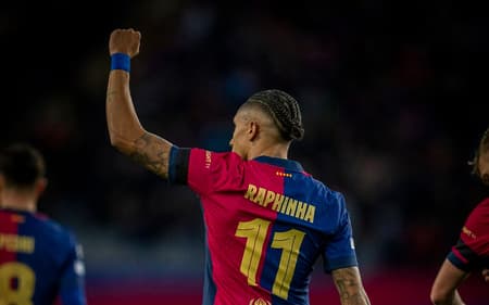 Raphinha celebra um de seus gols pelo Barcelona na Champions