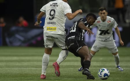 Tiquinho Soares, do Santos, disputa lance com Fabiano Souza, do Ceará, durante partida no Allianz Parque pelo Brasileirão 2025