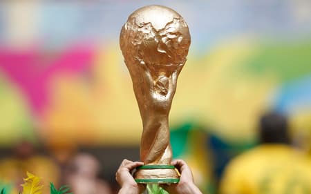 Torcedor segura replica de taca antes de partida entre Brasil x Camaroes no Estadio Nacional Mane Garrincha pela Copa do Mundo 2014.