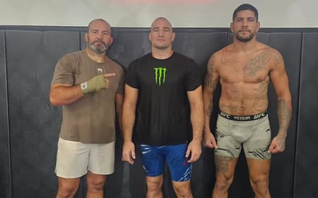 Strickland (no meio) reforça camp de Alex Poatan para o UFC 320 (Foto: Instagram Sean Strickland)