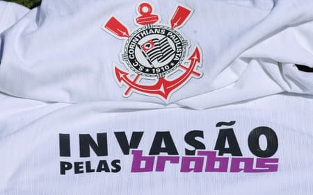 Camisa do Corinthians estampa frase "invasão pelas Brabas". (Foto: Corinthians/Divulgação)