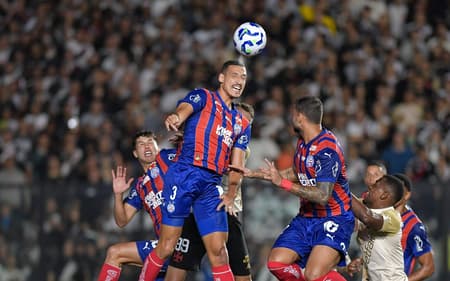 Gabriel Xavier em ação contra o Vasco (Foto: Thiago Ribeiro/AGIF)
