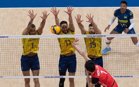 Brasil foi eliminado no Mundial de Vôlei depois de perder para a Sérvia (Foto: Ted ALJIBE / AFP)