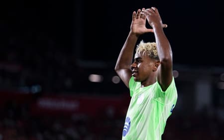 Lamine Yamal comemora gol pelo Barcelona (Foto: Jaime Reina/AFP)