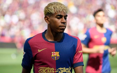 Lamine Yamal, comandado por Hansi Flick no Barcelona (Foto: Josep Lago / AFP)