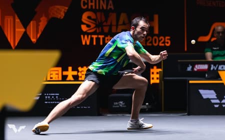 Hugo Calderano na vitória sobre o anfitrião Zhou Qihao no China Smash (Foto: Divulgação/ WTT)