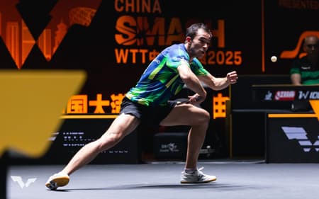 Hugo Calderano na vitória sobre o anfitrião Zhou Qihao no China Smash (Divulgação/WTT)
