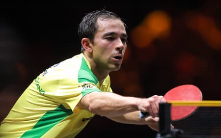 Hugo Calderano na vitória sobre o francês Simon Gauzy no China Smash (Foto: Divulgação/WTT)