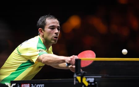 Hugo Calderano na vitória sobre o francês Simon Gauzy no China Smash (Foto: Divulgação/WTT)