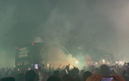 Torcida do Palmeiras faz corredor verde antes de duelo contra o River Plate