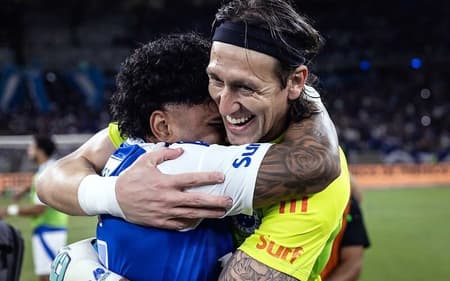 Goleiro Cássio, do Cruzeiro, abraça Gabigol (Foto: Gustavo Aleixo/Cruzeiro)