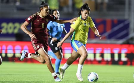 Duda Sampaio conduz bola em Brasil x Venezuela. (Foto: Lívia Villas Boas / CBF)