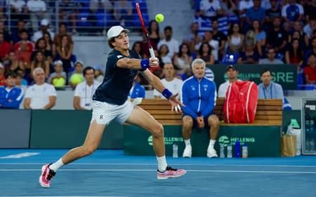João Fonseca na vitória histórica sobre Tsitsipas na Davis (Foto: André Gemmer/CBT)
