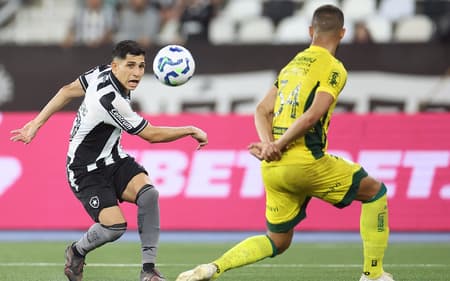 Savarino em ação pelo Botafogo contra o Mirassol (Foto: Vítor Silva/Botafogo)