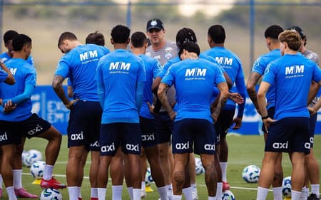 Rogério Ceni orienta elenco do Bahia antes de jogo contra o Vasco (Foto: Letícia Martins / EC Bahia)