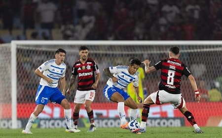 Lucas Romero, do Cruzeiro, e Saúl, do Flamengo, no Maracanã (Foto: Thaís Magalhães/Cruzeiro)