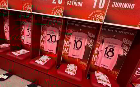 Internacional joga com camisa rosa
