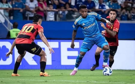 Atacante Arroyo, do Cruzeiro, contra o Sport (Foto: Gustavo Aleixo/Cruzeiro)