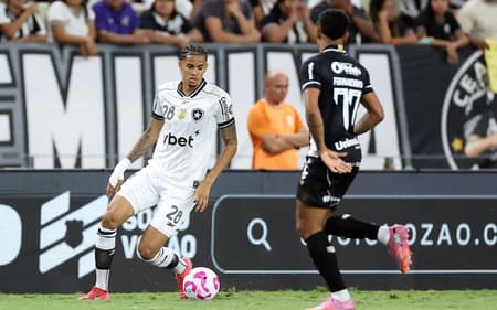Newton em ação na vitória do Botafogo (Foto: Vítor Silva/Botafogo)