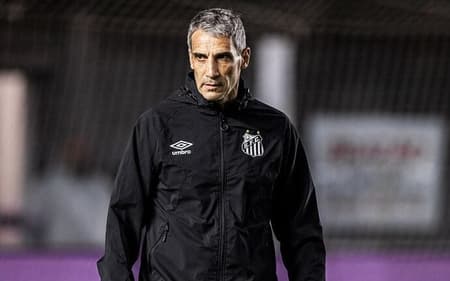 Vojvoda comandou o Santos em oito partidas e acumula apenas duas vitórias. (Foto: Raul Baretta/ Santos FC)