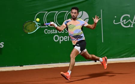 O argentino Mariano Navone avança na estreia no Costa do Sauípe Open (João Pires/Fotojump)