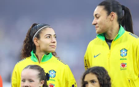 Angelina e Lorena durante amistoso da Seleção Brasileira, contra a Inglaterra, em Manchester. (Foto: Lívia Villas Boas / CBF)