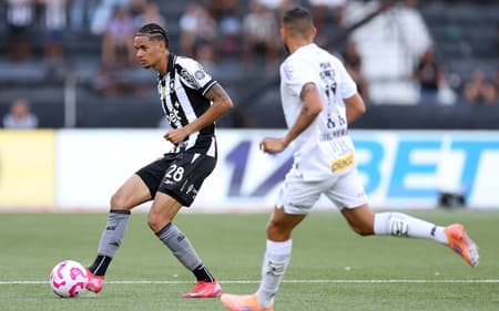 Newton em ação pelo Botafogo no empate com o Santos (Foto: Vítor Silva/Botafogo)