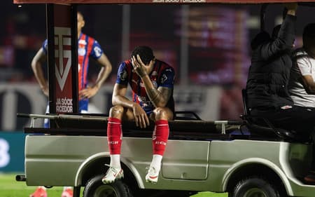 Gilberto sai lesionado do jogo contra o São Paulo (Foto: Rafael Rodrigues/EC Bahia)