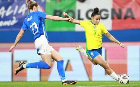 Dudinha atuando pela Seleção Brasileira, contra a Itália. (Foto: Lívia Villas Boas/ CBF)