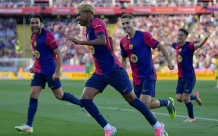 Yamal corre para comemorar gol do Barcelona contra o Villarreal (Foto: Manaure QUINTERO / AFP)