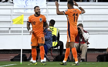 Memphis Depay marcou em Finlândia x Holanda (Foto: Markku Ulander / LEHTIKUVA/AFP)