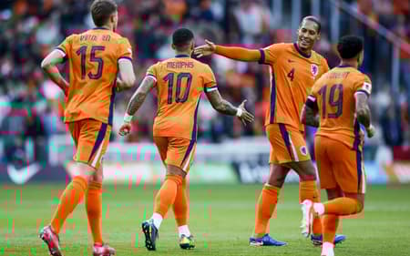 Depay comemora gol com Virgil van Dijk