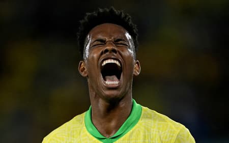 Estêvão comemora seu primeiro gol pela Seleção contra o Chile no Maracanã (Foto: Mauro PIMENTEL / AFP)