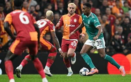 Ryan Gravenberch e Mario Lemina em Liverpool x Galatasaray (Foto: Ozan Kose / AFP)